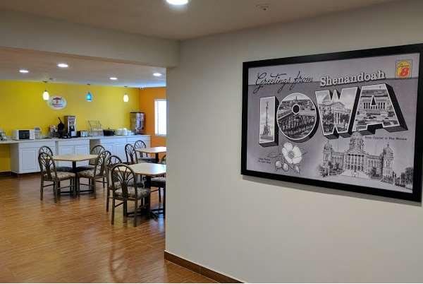 Super 8 By Wyndham Shenandoah Hotel Екстериор снимка