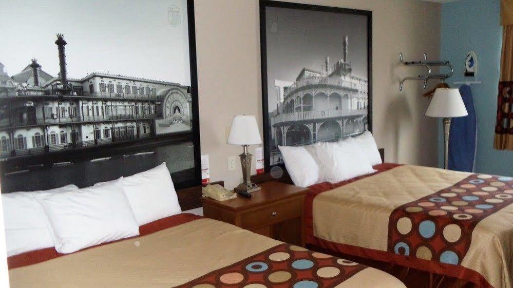 Super 8 By Wyndham Shenandoah Hotel Екстериор снимка